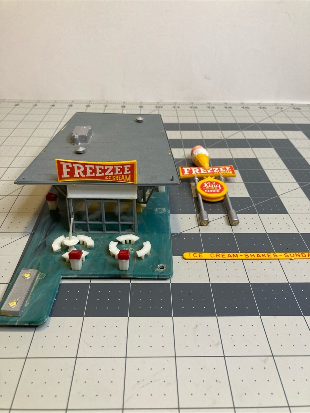 Life-Like HO 1:87 Freezee Drive-in Ice Cream Shop Roadside Stand Built